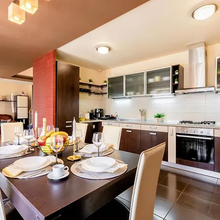 Lejlighed Cross Square House - Spacious 2 Level Home, 2br, 3baths, Terrace - By Realtrust Timişoara