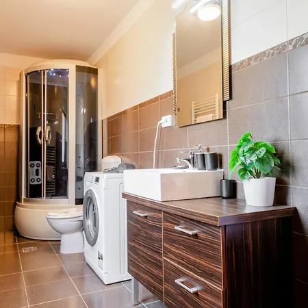Cross Square House - Spacious 2 Level Home, 2br, 3baths, Terrace - By Realtrust
