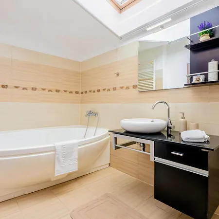 Cross Square House - Spacious 2 Level Home, 2br, 3baths, Terrace - By Realtrust Lejlighed Timişoara