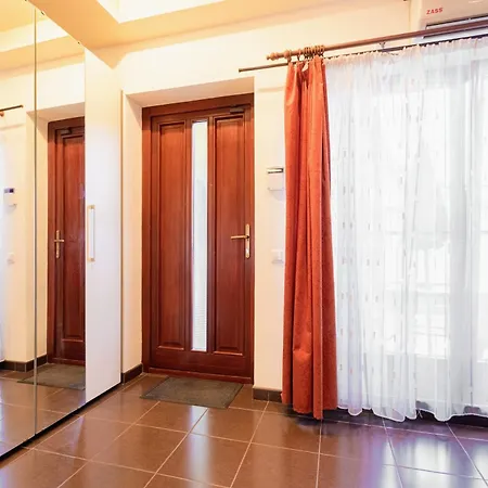 Cross Square House - Spacious 2 Level Home, 2br, 3baths, Terrace - By Realtrust