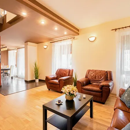 Cross Square House - Spacious 2 Level Home, 2br, 3baths, Terrace - By Realtrust Lejlighed