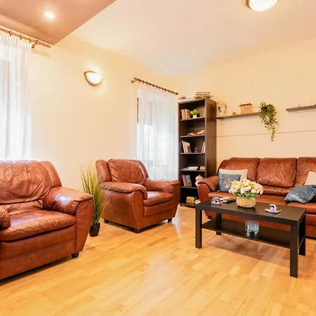 Cross Square House - Spacious 2 Level Home, 2br, 3baths, Terrace - By Realtrust Lejlighed Timişoara