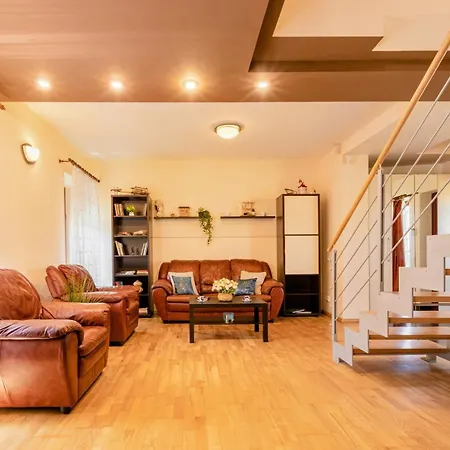 Cross Square House - Spacious 2 Level Home, 2br, 3baths, Terrace - By Realtrust *