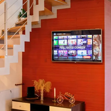 Cross Square House - Spacious 2 Level Home, 2br, 3baths, Terrace - By Realtrust Lejlighed *