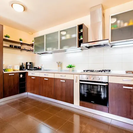Cross Square House - Spacious 2 Level Home, 2br, 3baths, Terrace - By Realtrust Lejlighed Timişoara