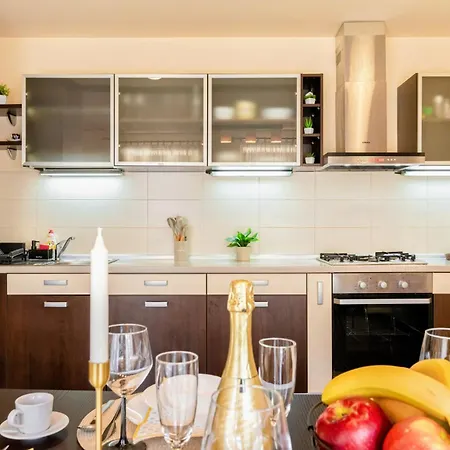 Cross Square House - Spacious 2 Level Home, 2br, 3baths, Terrace - By Realtrust Lejlighed