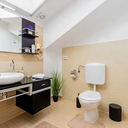 Cross Square House - Spacious 2 Level Home, 2br, 3baths, Terrace - By Realtrust Lejlighed