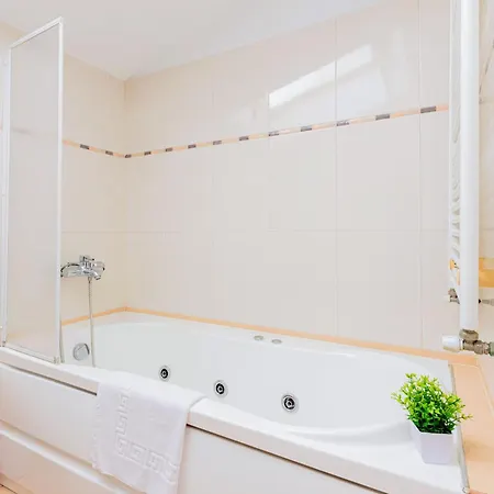 Cross Square House - Spacious 2 Level Home, 2br, 3baths, Terrace - By Realtrust Timişoara