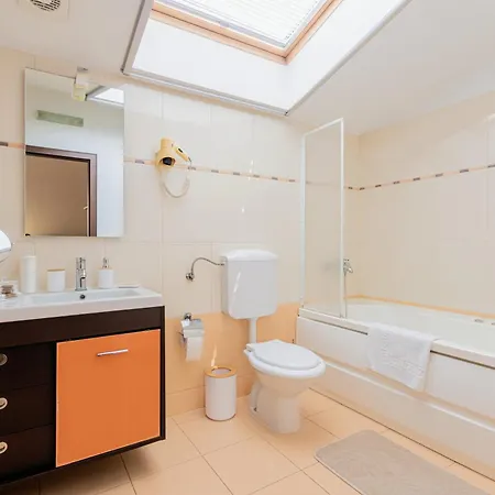 Cross Square House - Spacious 2 Level Home, 2br, 3baths, Terrace - By Realtrust *